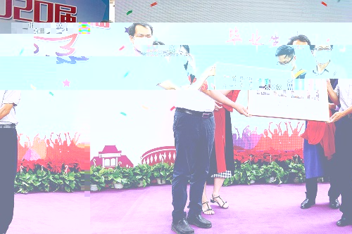 1593073477470082955.jpg 林元華老師和楊志剛老師代表學院接收同學的禮物.jpg