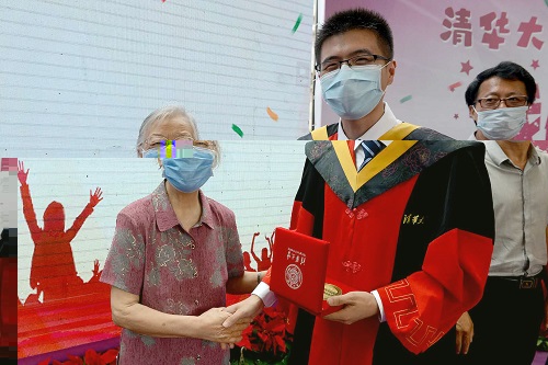 1593073367641000306.jpg 頒發畢業紀念章2.jpg