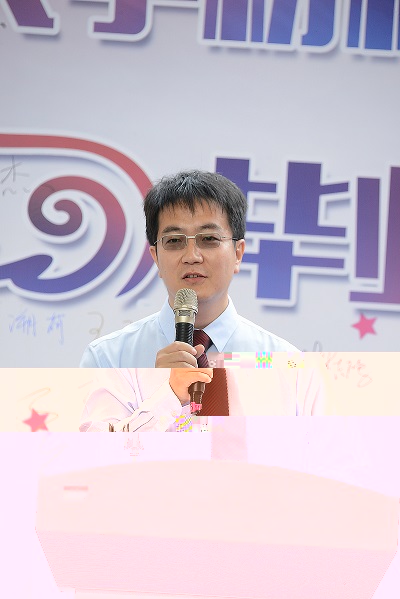 1593072552904051641.jpg 沈洋老師主持畢業典禮.jpg